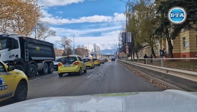 Таксиметровите шофьори от Перник се включиха в националния протест с шествие и за около два часа блокираха движението на пътя Перник - София
