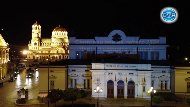 Сградата на Народното събрание е осветена в синьо по повод 35 години от приемането на Конвенцията на ООН за правата на детето