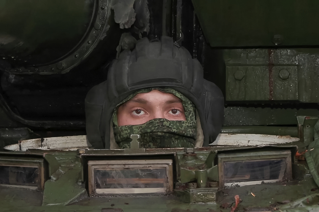 Русия усилено струпва военна техника близо до новопостроена железопътна линия, свързваща Ростов на Дон с Мариупол, заяви украинската армия