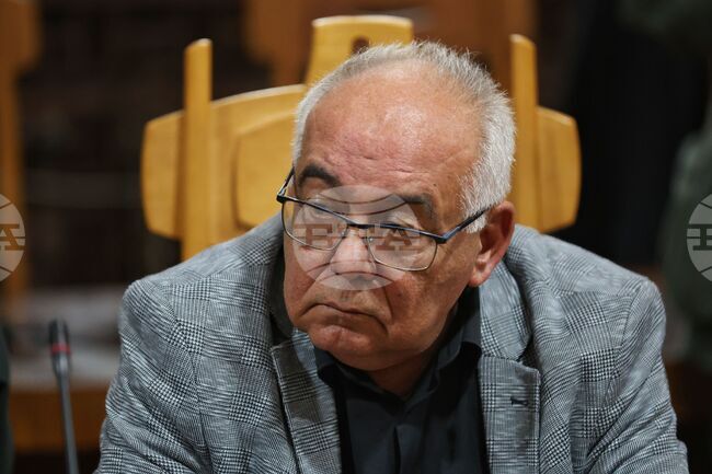 Локомотив е ударил пътнически влак на железопътната гара в Карнобат