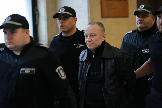 Съдът решава след седмица дали Марин Димитров, обвинен след акция в митниците, остава в ареста