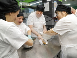 Даниеле Приори - млади хора с интелектуални затруднения - италиански обяд