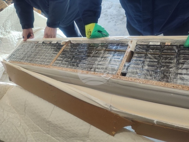 Контрабандни цигари в кухини на дивани откриха митничари на ГКПП "Лесово"