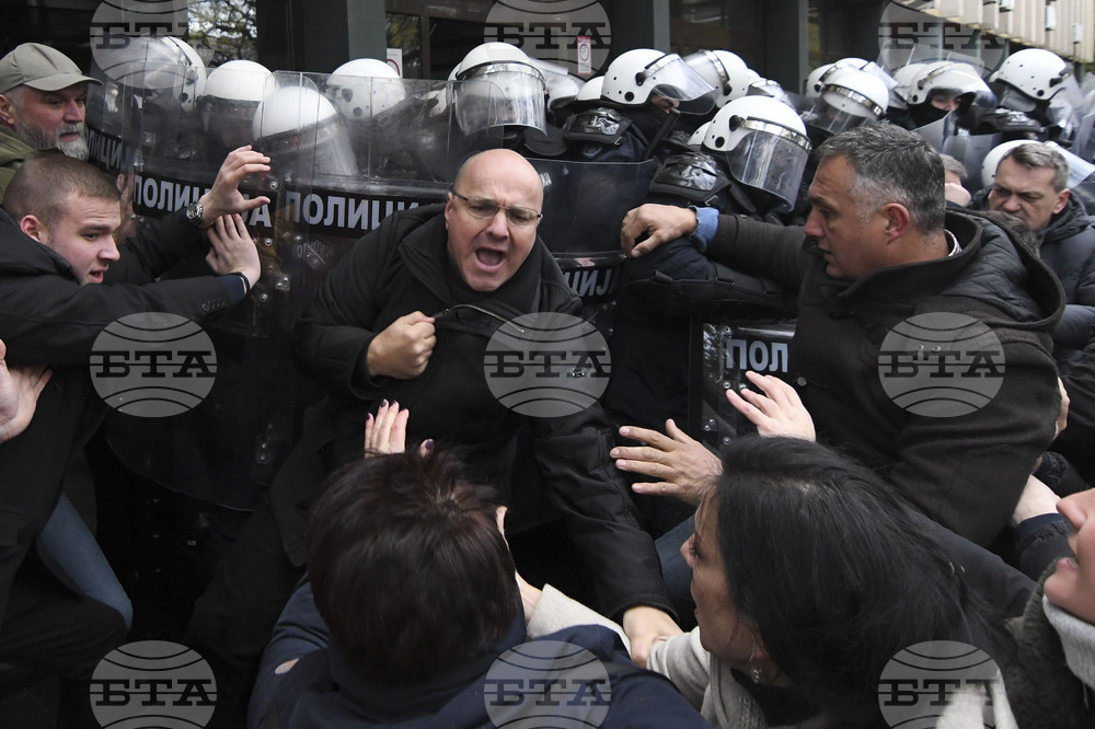 Сблъсъци между полиция и протестиращи в Нови Сад