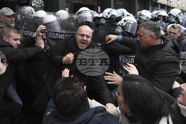 Сблъсъци между полиция и протестиращи в Нови Сад