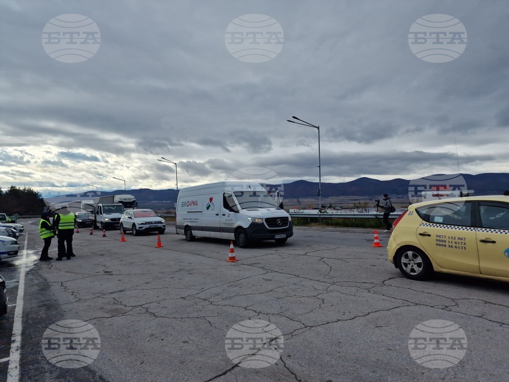 Катастрофа затруднява движението при 25-ия км на автомагистрала „Тракия“, няма данни за пострадали, съобщиха от МВР