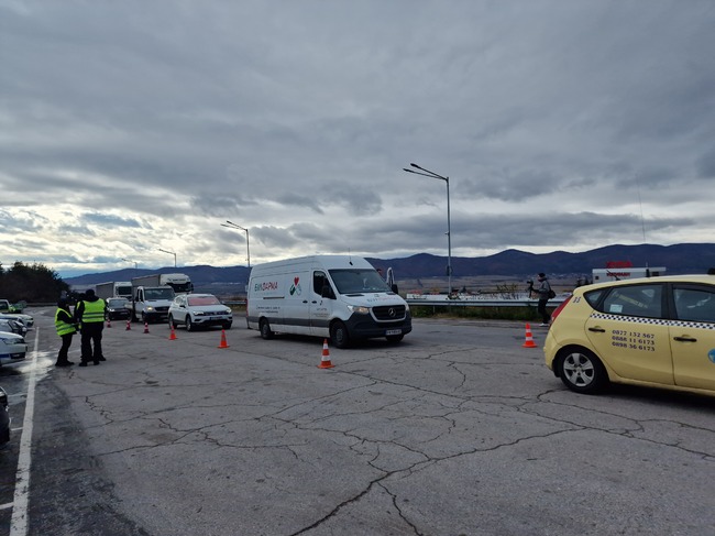 Катастрофа затруднява движението при 25-ия км на автомагистрала „Тракия“, няма данни за пострадали, съобщиха от МВР