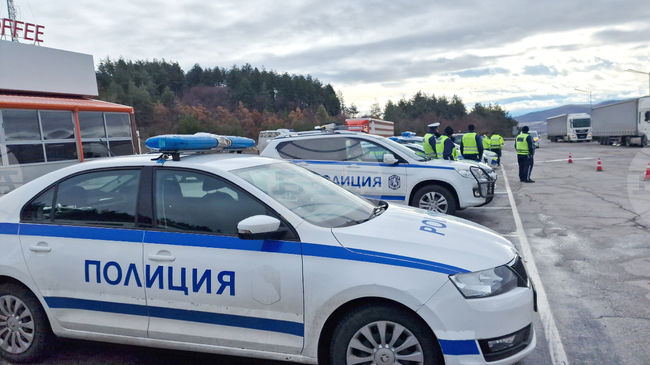 При полицейска акция в Ихтиман са иззети списъци с имена, прякори и суми, съобщиха от полицията 