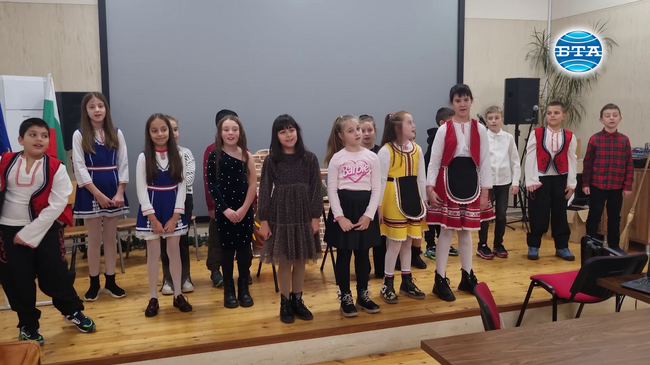 Детската група „Жарава“ разпалва искри на обич и родолюбие сред родители и близки за Деня на християнското семейство в Търговище