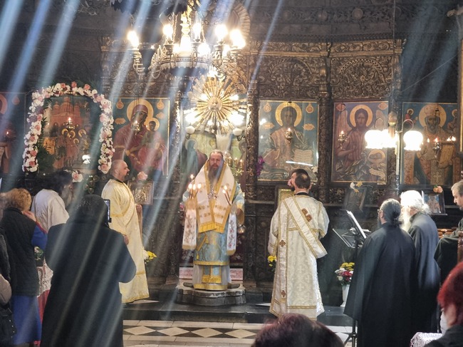 Нека този ден бъде повод да се замисляме за нашата решимост по отношение на възпитанието на децата в духа на православните ценности, каза митрополит Серафим