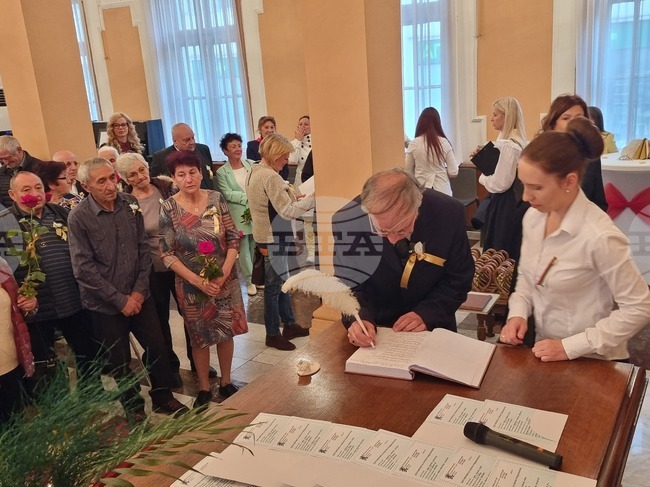 В Кюстендил 37 двойки подновиха брачните си съюзи на официална церемония