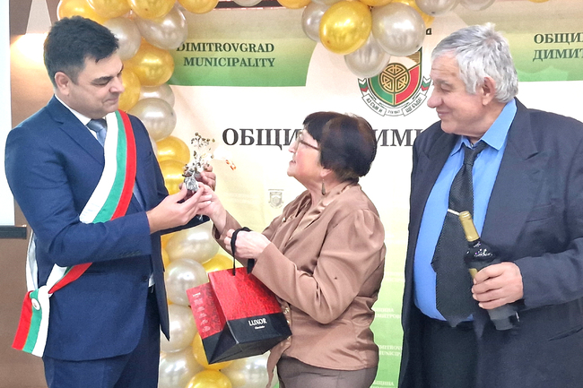 В Деня на християнското семейство в Димитровград съпружески двойки повториха обета си от 1974 г. и отпразнуваха заедно златна сватба