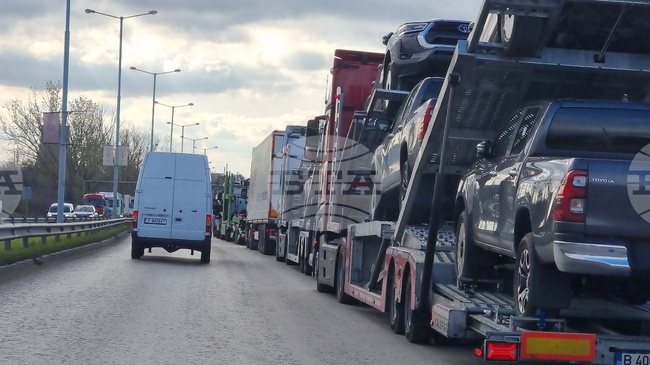 Трафикът е интензивен на изход за товарни автомобили на граничните пунктове "Капитан Андреево" и "Лесово" 