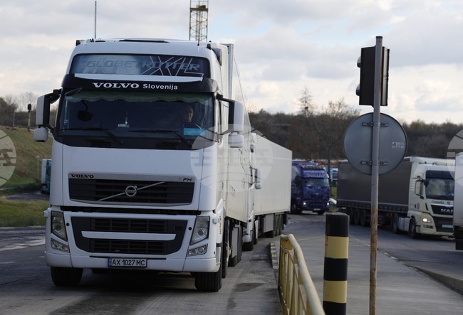 Екипи от Изпълнителна агенция "Автомобилна администрация" започват извънредни проверки заради зачестилите пътни инциденти с камиони