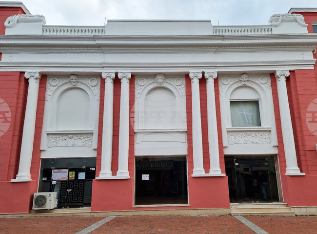 Две школи във Варна обединяват усилия в общ театрално-танцов спектакъл по „Войната на таралежите“ на Братя Мормареви