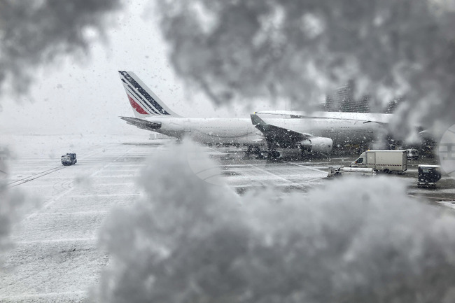Френските власти поискаха авиокомпаниите да отменят 15 на сто от полетите на основните парижки летища след снеговалежите