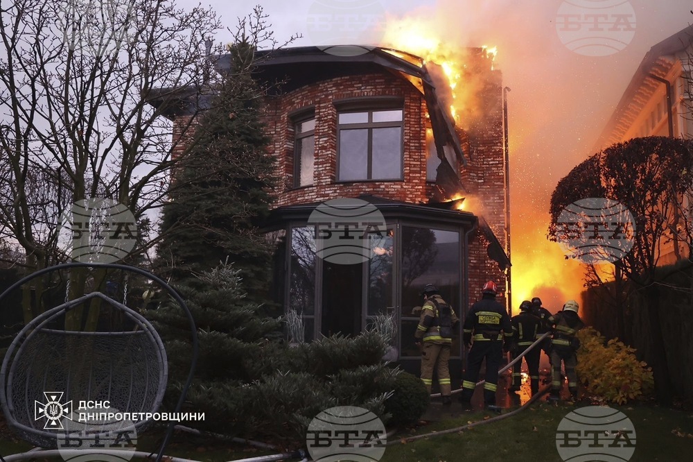Двама души загинаха при руски удар в украинския град Днепър, съобщи началникът на областната администрация