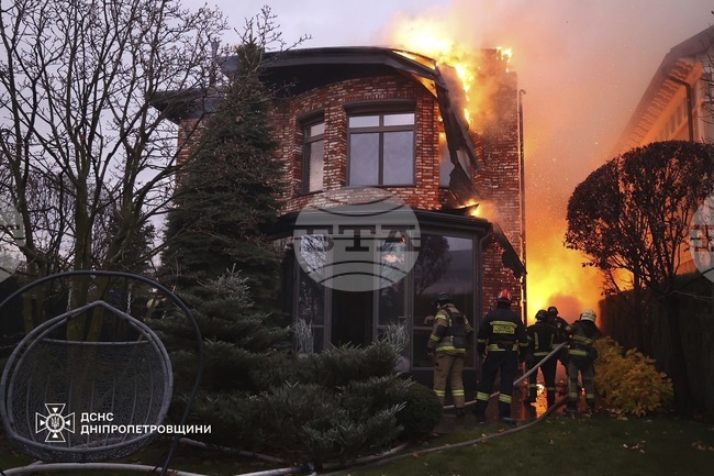 Двама души загинаха при руски удар в украинския град Днепър, съобщи началникът на областната администрация