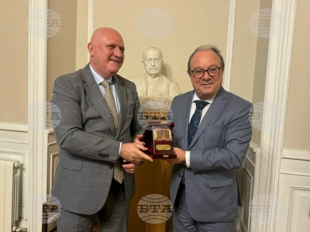 Министър Галин Цоков връчи плакет на МОН на акад. Юлиан Ревалски и го поздрави за успешния мандат като председател на БАН