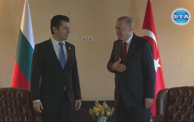 Турският президент Ердоган се срещна с българския министър-председател Кирил Петков в рамките на Дипломатическия форум в Анталия