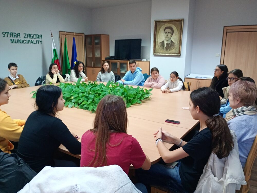 Деца от две школи към Център за подкрепа за личностно развитие посетиха Община Стара Загора