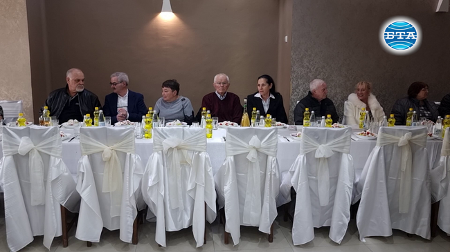 В Деня на християнското семейство в Димитровград съпружески двойки повториха обета си от 1974 г. и отпразнуваха заедно златна сватба