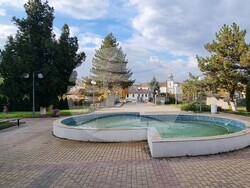 Смядово – фонтан – изглед към църквата и музейния комплекс в града