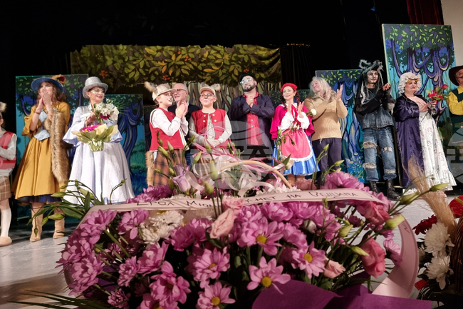 Домът на културата в Кърджали представи пред пълна зала премиерно мюзикъла „Червената шапчица“