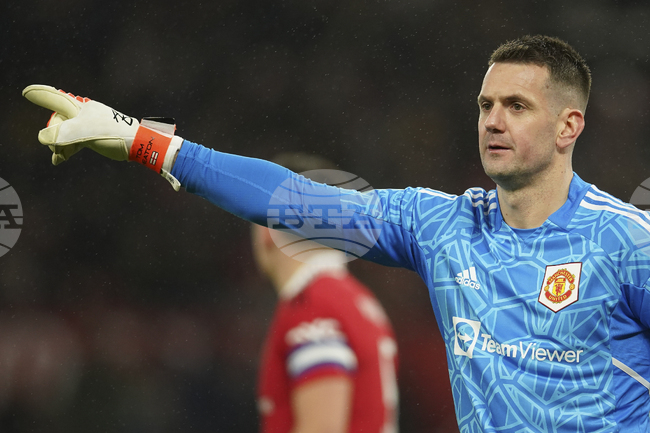 Вратарят Том Хийтън ще остане в Манчестър Юнайтед и през следващия сезон