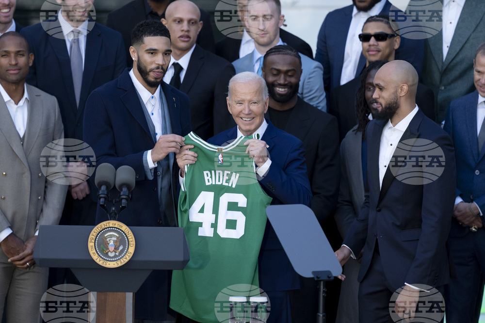Президентът Джо Байдън посрещна Бостън Селтикс, за да отпразнуват рекордната 18-а титла на клуба в НБА
