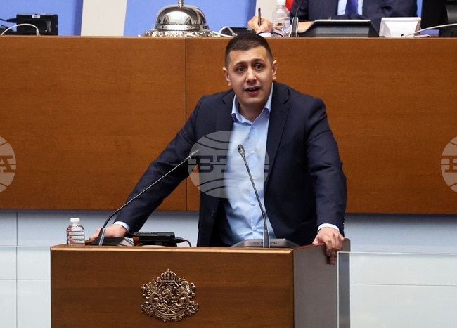 От "БСП-Обединена левица" потвърдиха, че водят разговори с "Продължаваме промяната" и с "Демократична България" за декларацията за "санитарен кордон" около Пеевски