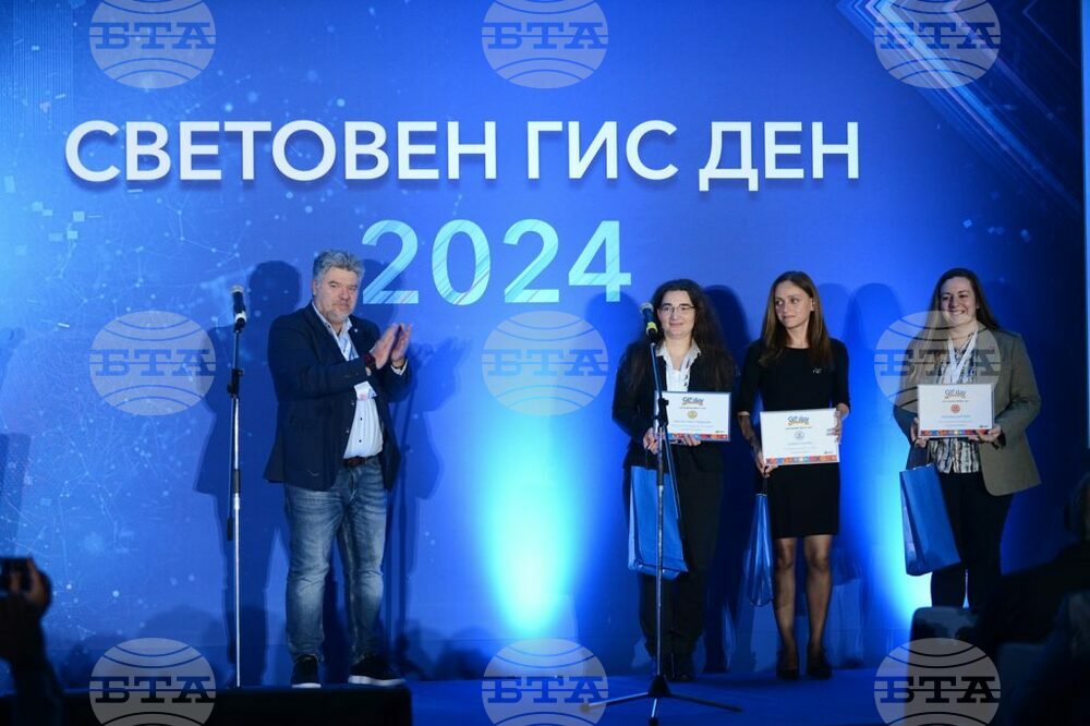 Ученици, студенти и учители получиха награди за проекти с интерактивни географски карти