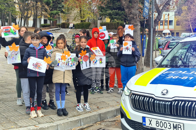 Ученици раздадоха на шофьорите в Хасково есенни листа с послания за по-безопасни улици