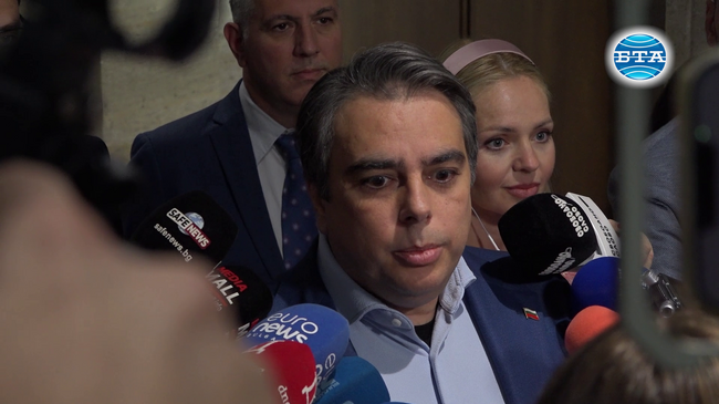 "Продължаваме промяната" не се моли на никого и ще подкрепи най-възрастния за председател на Народното събрание, каза Асен Василев