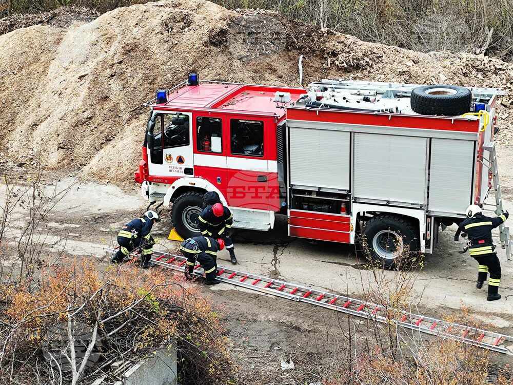 Повече от 50 души участваха в пожаро-тактическо учение в Шумен