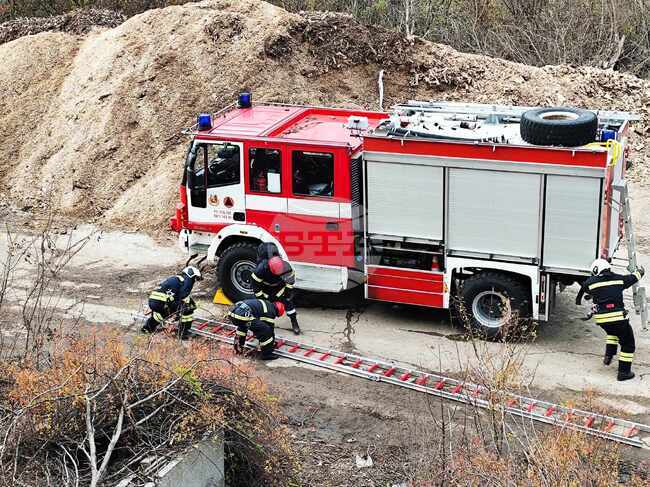 Повече от 50 души участваха в пожаро-тактическо учение в Шумен 