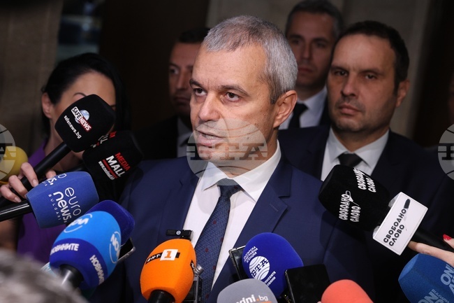 Имаме алтернативи за мнозинство за избор на председател на парламента, не сме в патова ситуация, каза Костадин Костадинов