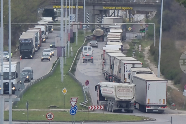 Тежък е трафикът на камиони на изхода на ГКПП "Капитан Андреево“