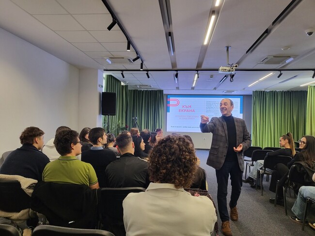 Актьорът Димитър Маринов е в Бургас за среща с ученици и представяне на двете си книги