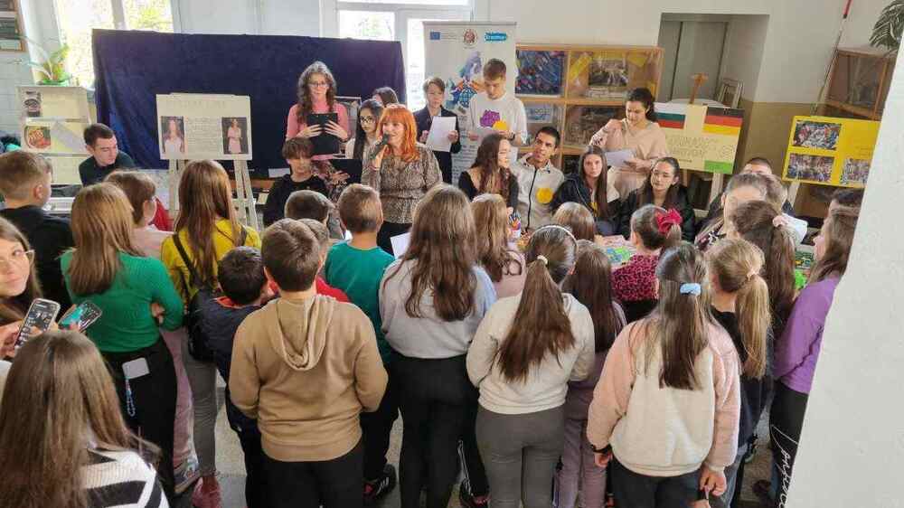 Ученици в Пазарджик реализираха немски битпазар, събраните средства ще отидат за благотворителност