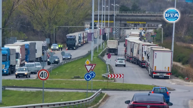 Шофьори на камиони чакат по 18 часа да минат "Дунав мост" при Русе