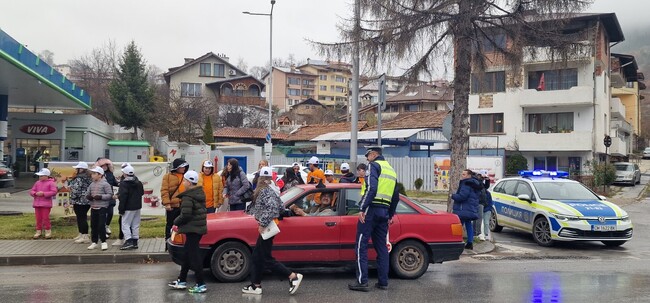 Детската полицейска академия в Смолян и пътни полицаи раздадоха есенни послания за безопасност на пътя