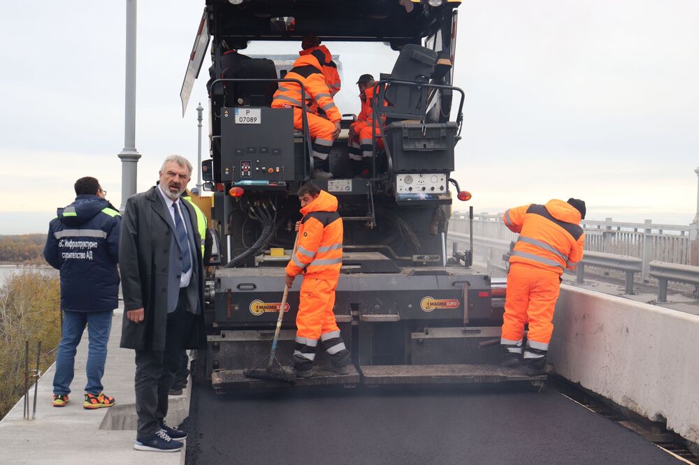 ОА Русе: Полагат асфалтово покритие по ремонтирания 400-метров участък от Дунав мост при Русе