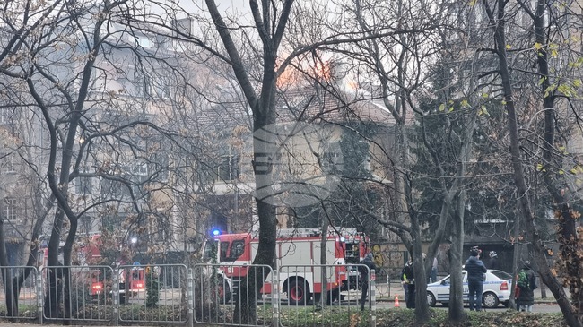 Гори покрив на жилищна сграда на бул. „Христо и Евлоги Георгиеви“ в София