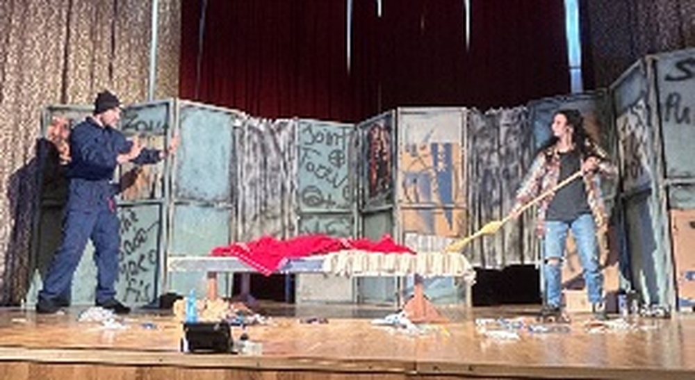 Ученици от Божурище гледаха спектакъла "Спасителят" и разговаряха за вредата от употребата на наркотици