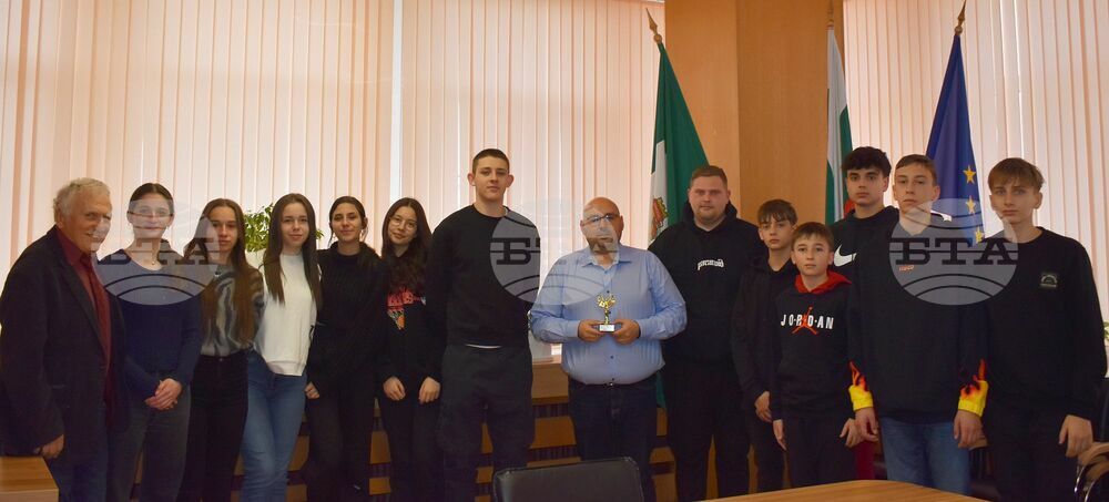 Волейболни капитани подариха на кмета на Разград статуетка на богинята на победата Нике
