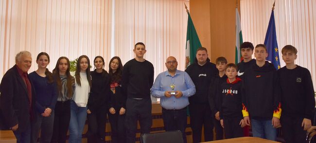 Волейболни капитани подариха на кмета на Разград статуетка на богинята на победата Нике 