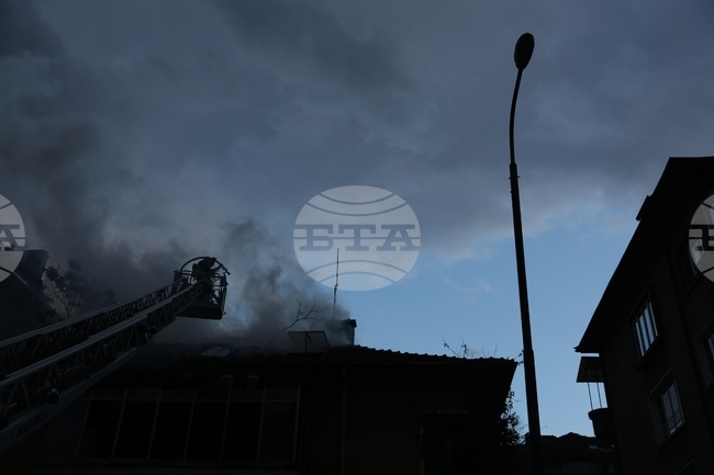 Пожар избухна в жилищен блок в "Овча купел" в София