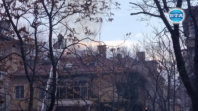 Гори покрив на жилищна сграда на бул. „Христо и Евлоги Георгиеви“ в София