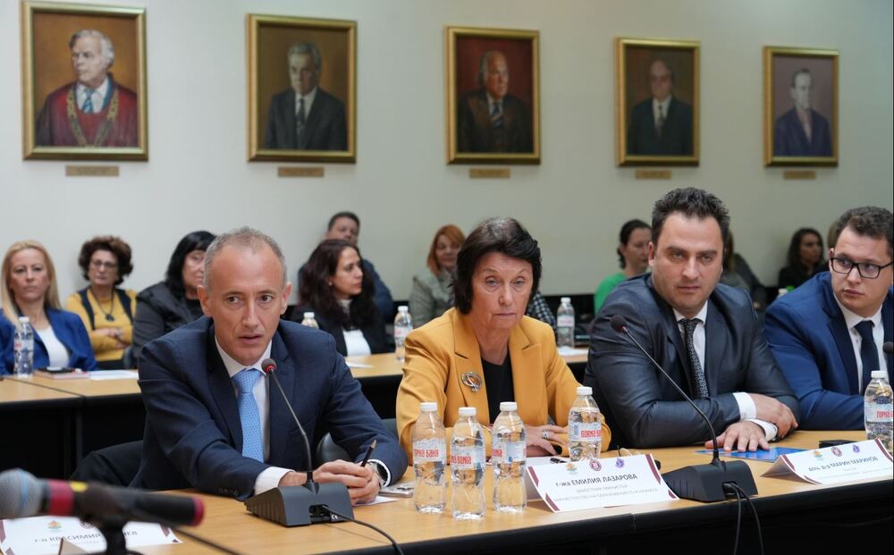 Национална кръгла маса на тема „Финансова и икономическа грамотност“ се проведе в ЮЗУ „Неофит Рилски“